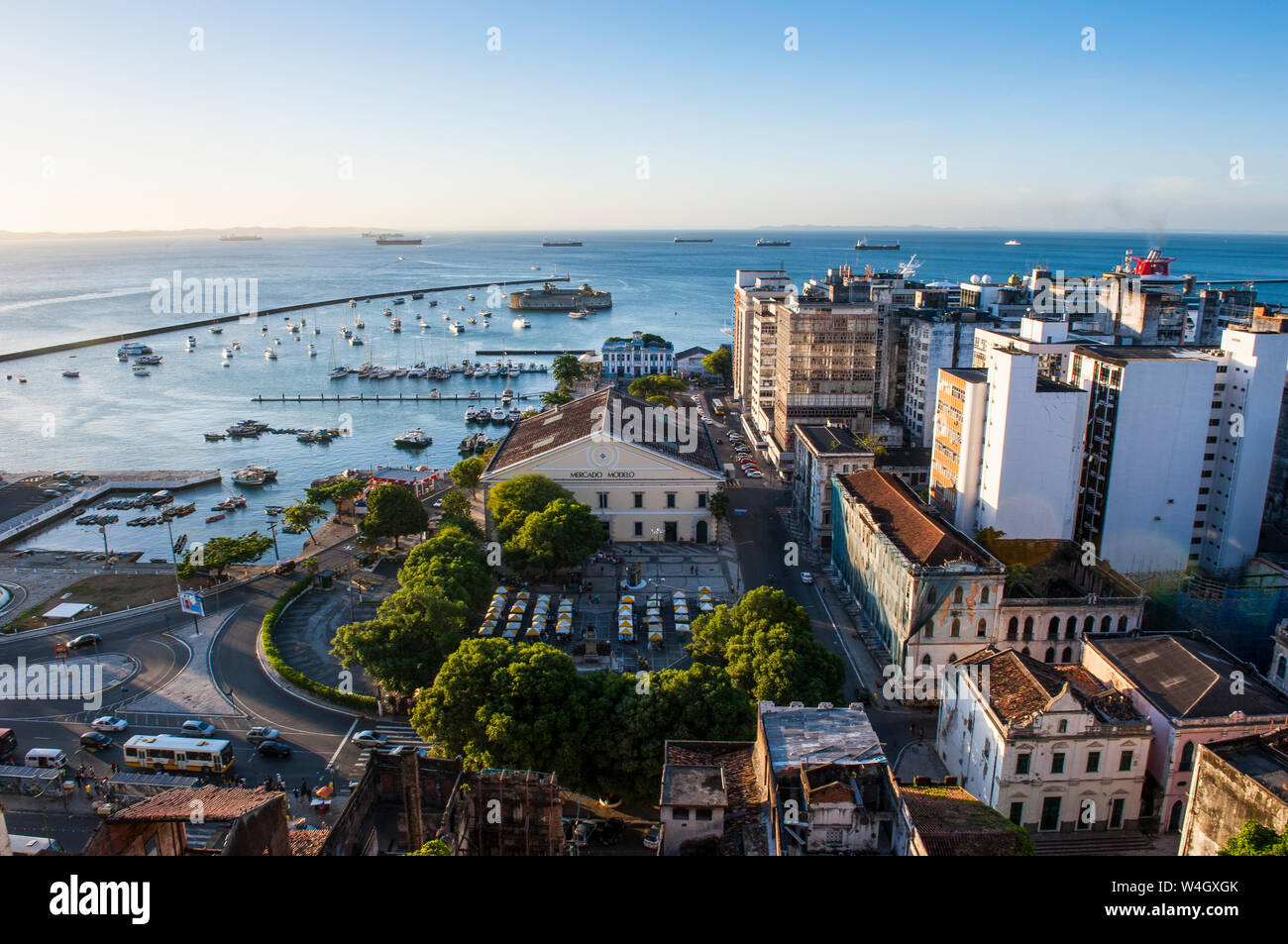 Outlook dal Pelourinho al di sopra della parte inferiore della città vecchia, Salvador da Bahia, Brasile Foto Stock