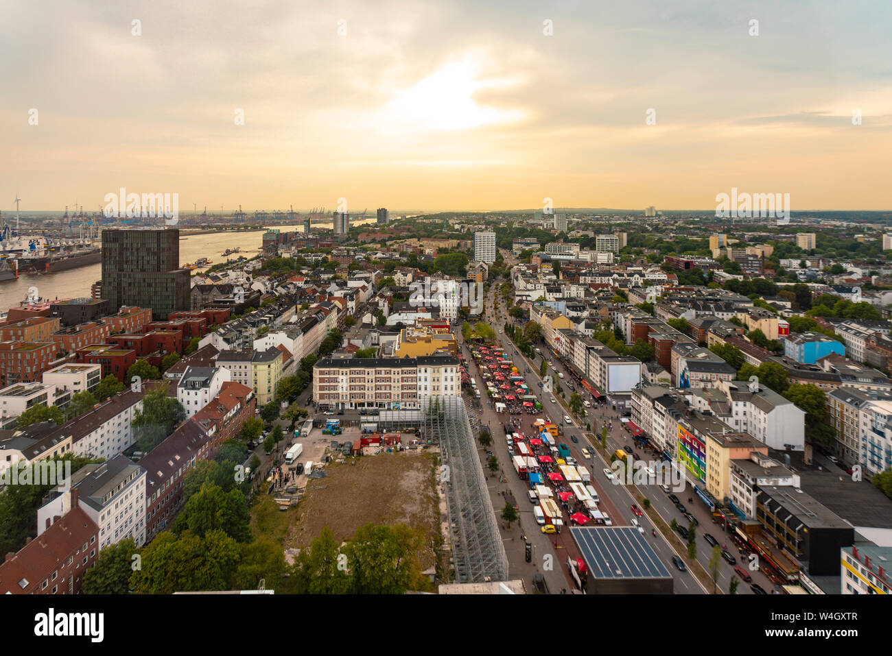 Vista di St Pauli al crepuscolo, Amburgo, Germania Foto Stock
