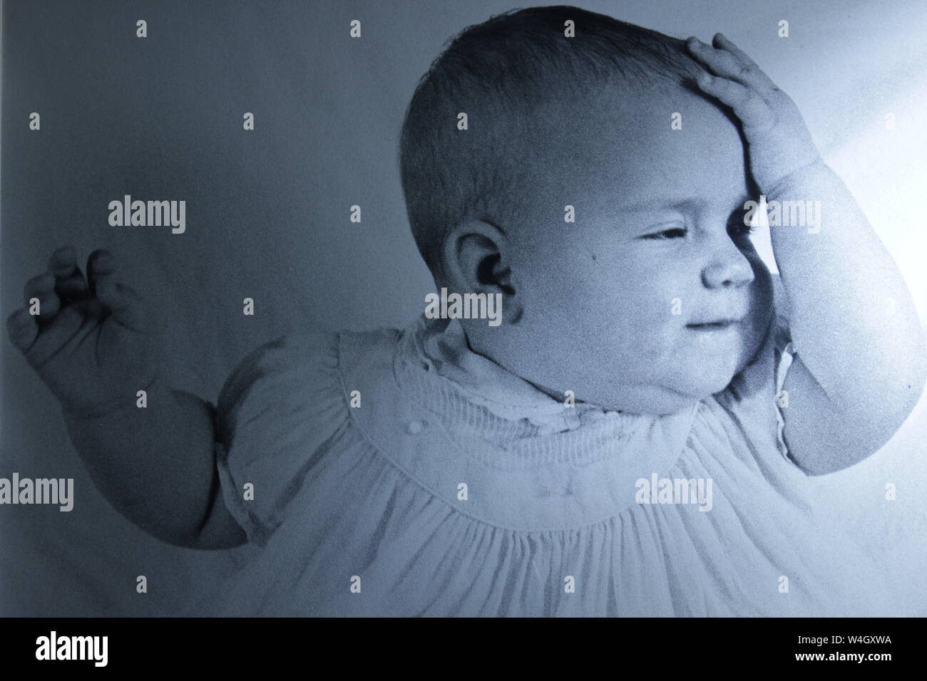 Bene in bianco e nero fotografia d'arte dagli anni settanta di un bambino avente un momento aha. Mi sarei aspettato che. Ho appena ricevuto. Foto Stock