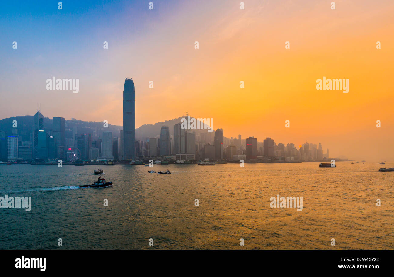 Hong Kong skyline centrale e del porto di Victoria al tramonto, Hong Kong, Cina Foto Stock