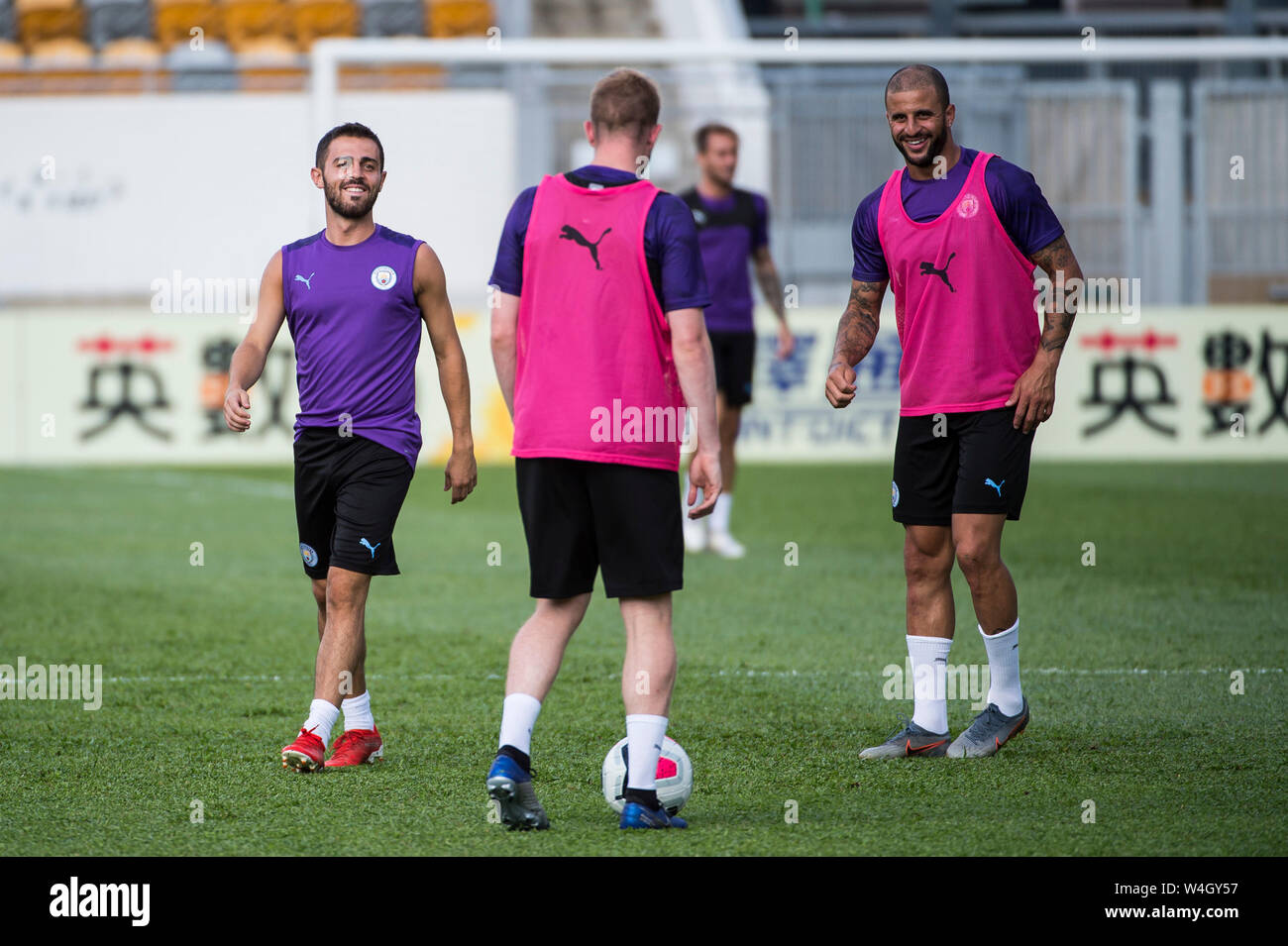 Hong Kong, Hong Kong, Cina. 23 Luglio, 2019. Premier League inglese team, Manchester City football club andare attraverso i loro passi in formazione nella calda Hong Kong meteo. Incontrate il team locale Kitchee FC per un pre-stagione partita di domani. Bernardo Silva (L) e Kyle Walker (R) Credito: HKPhotoNews/ Alamy Live News Foto Stock