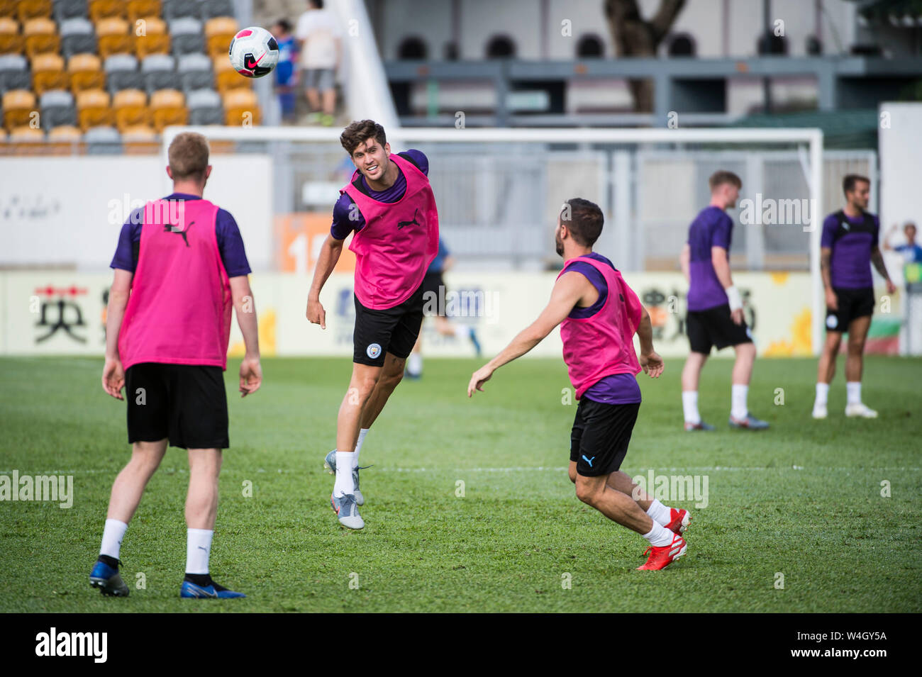 Hong Kong, Hong Kong, Cina. 23 Luglio, 2019. Premier League inglese team, Manchester City football club andare attraverso i loro passi in formazione nella calda Hong Kong meteo. Incontrate il team locale Kitchee FC per un pre-stagione partita di domani. Giovanni pietre capi la sfera Credito: HKPhotoNews/ Alamy Live News Foto Stock