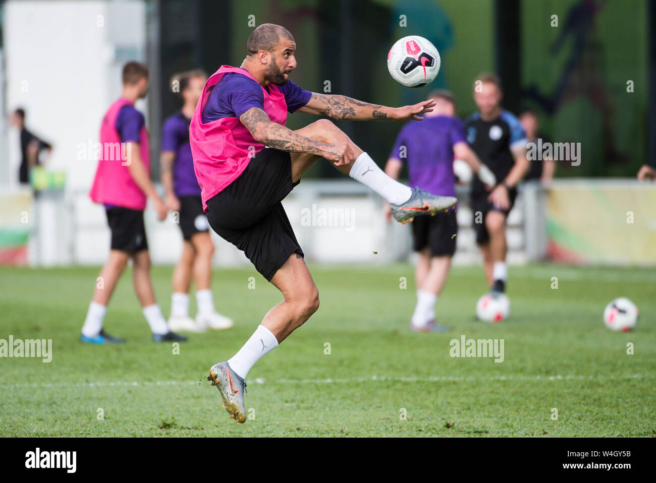 Hong Kong, Hong Kong, Cina. 23 Luglio, 2019. Premier League inglese team, Manchester City football club andare attraverso i loro passi in formazione nella calda Hong Kong meteo. Incontrate il team locale Kitchee FC per un pre-stagione partita di domani. Kyle Walker dà dei calci alla sfera Credito: HKPhotoNews/ Alamy Live News Foto Stock