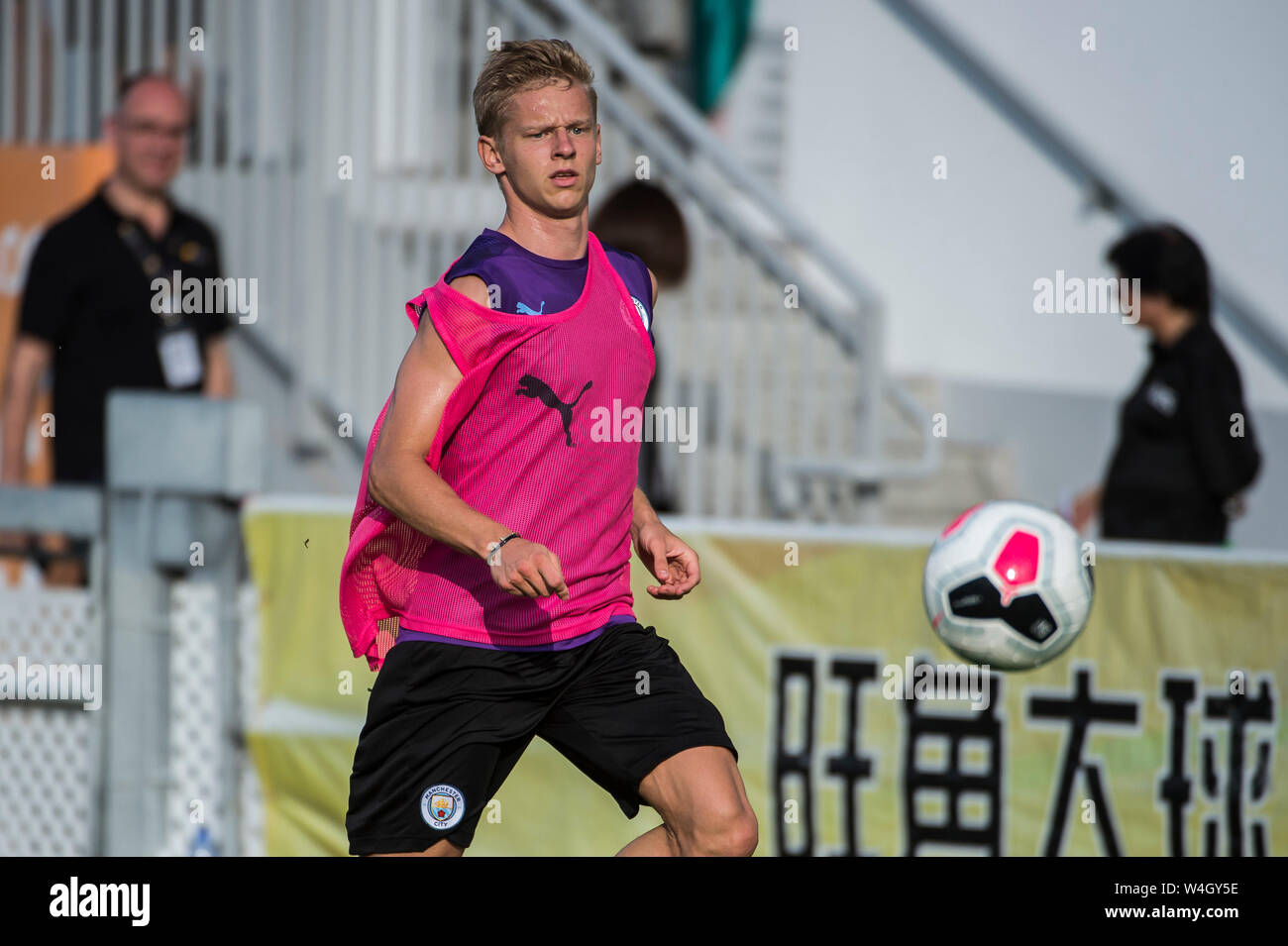 Hong Kong, Hong Kong, Cina. 23 Luglio, 2019. Premier League inglese team, Manchester City football club andare attraverso i loro passi in formazione nella calda Hong Kong meteo. Incontrate il team locale Kitchee FC per un pre-stagione partita di domani. Oleksandr Zinchenko Credito: HKPhotoNews/ Alamy Live News Foto Stock