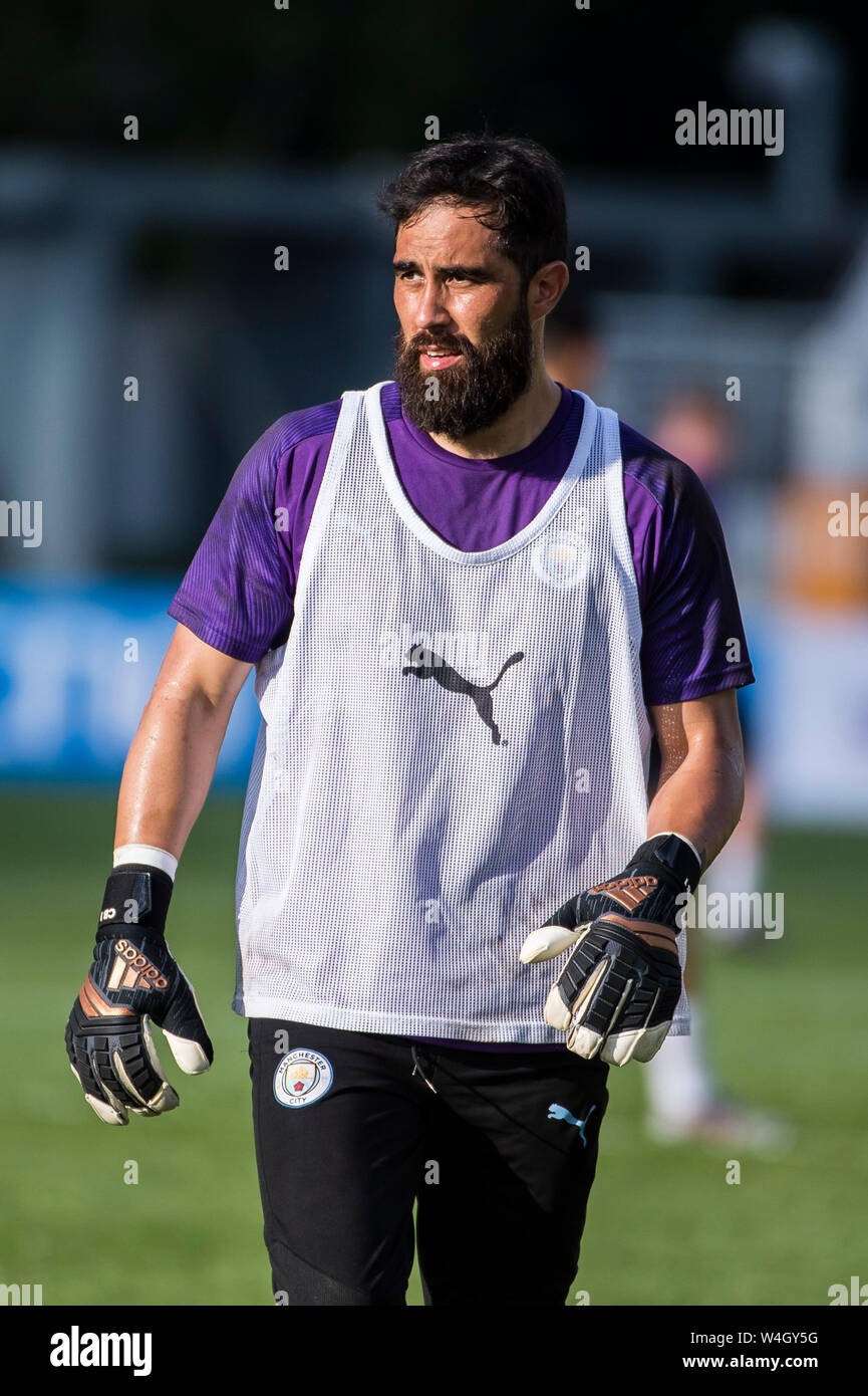 Hong Kong, Hong Kong, Cina. 23 Luglio, 2019. Premier League inglese team, Manchester City football club andare attraverso i loro passi in formazione nella calda Hong Kong meteo. Incontrate il team locale Kitchee FC per un pre-stagione partita di domani. Goalie Claudio Bravo Credito: HKPhotoNews/ Alamy Live News Foto Stock