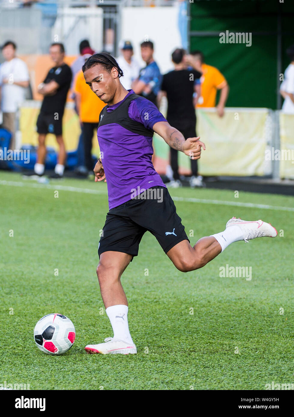 Hong Kong, Hong Kong, Cina. 23 Luglio, 2019. Premier League inglese team, Manchester City football club andare attraverso i loro passi in formazione nella calda Hong Kong meteo. Incontrate il team locale Kitchee FC per un pre-stagione partita di domani. Leroy San Credito: HKPhotoNews/ Alamy Live News Foto Stock