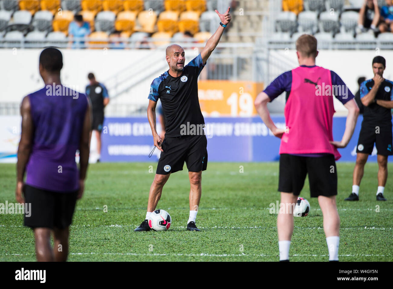 Hong Kong, Hong Kong, Cina. 23 Luglio, 2019. Premier League inglese team, Manchester City football club andare attraverso i loro passi in formazione nella calda Hong Kong meteo. Incontrate il team locale Kitchee FC per un pre-stagione partita di domani. Manager Pep Guardiola (C) Credito: HKPhotoNews/ Alamy Live News Foto Stock