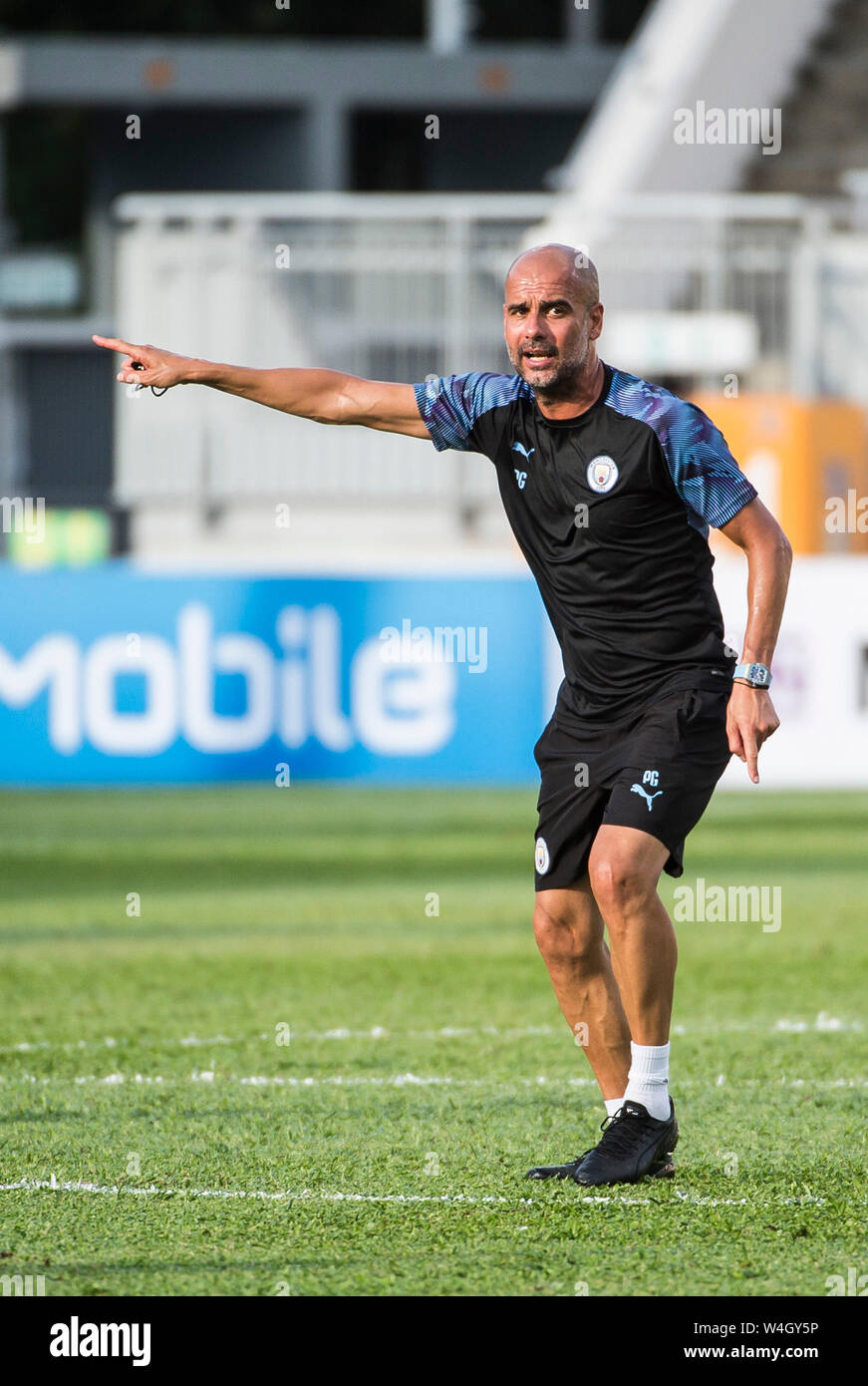 Hong Kong, Hong Kong, Cina. 23 Luglio, 2019. Premier League inglese team, Manchester City football club andare attraverso i loro passi in formazione nella calda Hong Kong meteo. Incontrate il team locale Kitchee FC per un pre-stagione partita di domani. Manager Pep Guardiola Credito: HKPhotoNews/ Alamy Live News Foto Stock