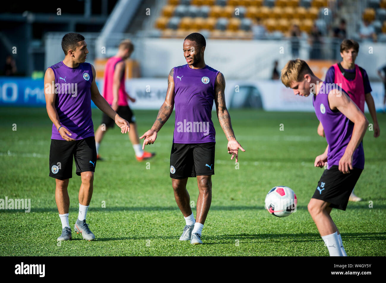 Hong Kong, Hong Kong, Cina. 23 Luglio, 2019. Premier League inglese team, Manchester City football club andare attraverso i loro passi in formazione nella calda Hong Kong meteo. Incontrate il team locale Kitchee FC per un pre-stagione partita di domani. Raheem Sterling (centro) Credito: HKPhotoNews/ Alamy Live News Foto Stock