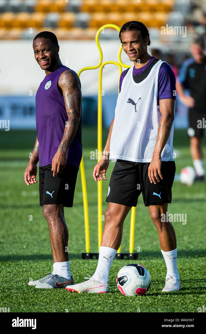 Hong Kong, Hong Kong, Cina. 23 Luglio, 2019. Premier League inglese team, Manchester City football club andare attraverso i loro passi in formazione nella calda Hong Kong meteo. Incontrate il team locale Kitchee FC per un pre-stagione partita di domani. L.Raheem Sterling e (R)Leroy San Credito: HKPhotoNews/ Alamy Live News Foto Stock