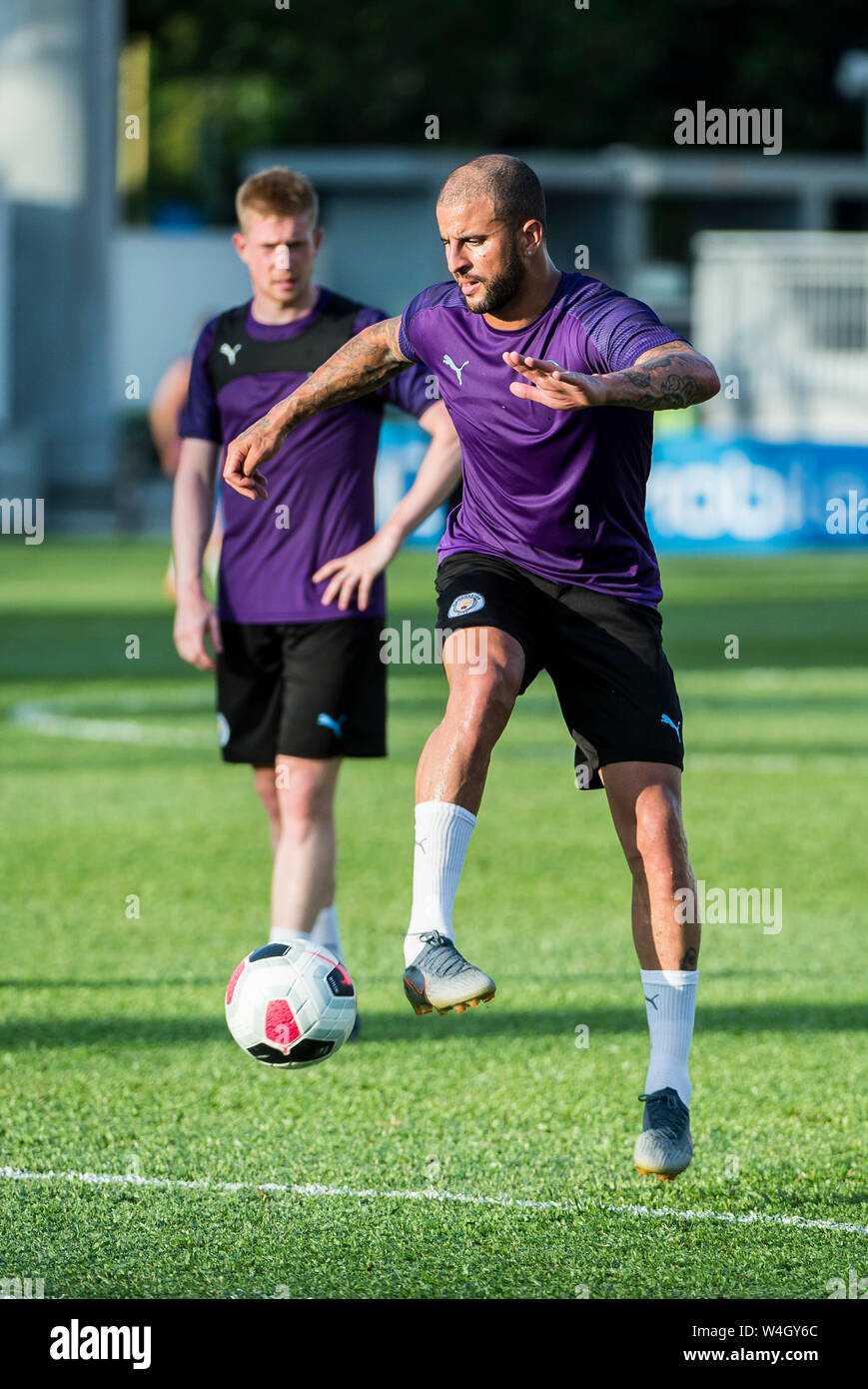 Hong Kong, Hong Kong, Cina. 23 Luglio, 2019. Premier League inglese team, Manchester City football club andare attraverso i loro passi in formazione nella calda Hong Kong meteo. Incontrate il team locale Kitchee FC per un pre-stagione partita di domani. Kevin De Bruyne (L) e Kyle Walker (R) Credito: HKPhotoNews/ Alamy Live News Foto Stock