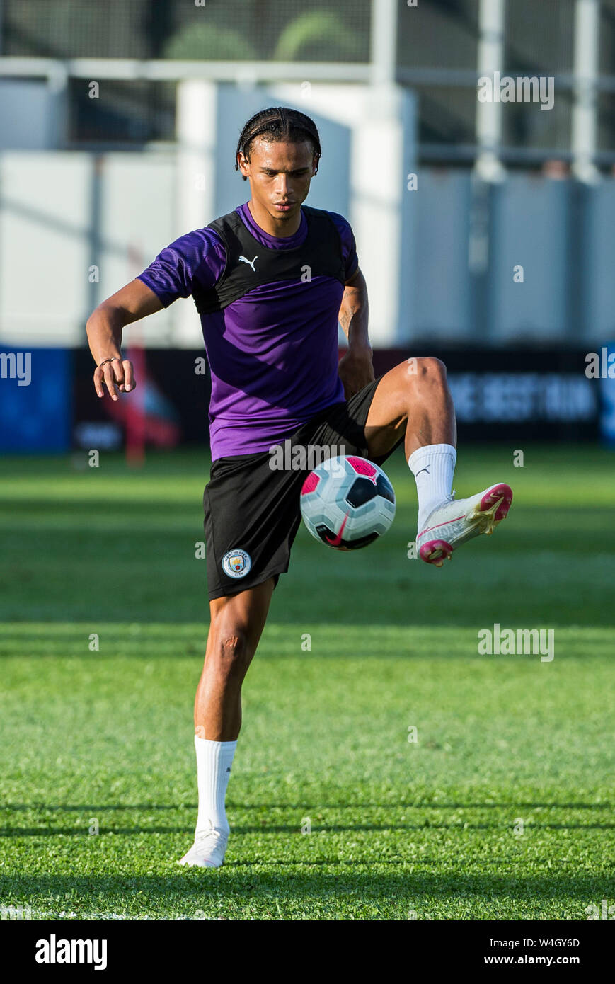 Hong Kong, Hong Kong, Cina. 23 Luglio, 2019. Premier League inglese team, Manchester City football club andare attraverso i loro passi in formazione nella calda Hong Kong meteo. Incontrate il team locale Kitchee FC per un pre-stagione partita di domani. Leroy San Credito: HKPhotoNews/ Alamy Live News Foto Stock