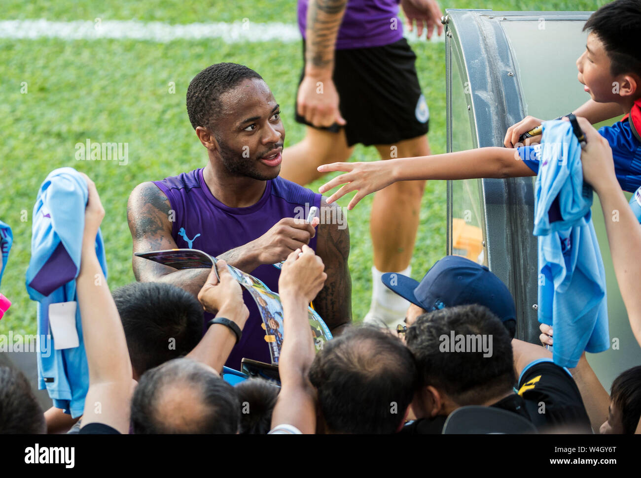 Hong Kong, Hong Kong, Cina. 23 Luglio, 2019. Premier League inglese team, Manchester City football club andare attraverso i loro passi in formazione nella calda Hong Kong meteo. Incontrate il team locale Kitchee FC per un pre-stagione partita di domani. Raheem Sterling segni autografi Credito: HKPhotoNews/ Alamy Live News Foto Stock