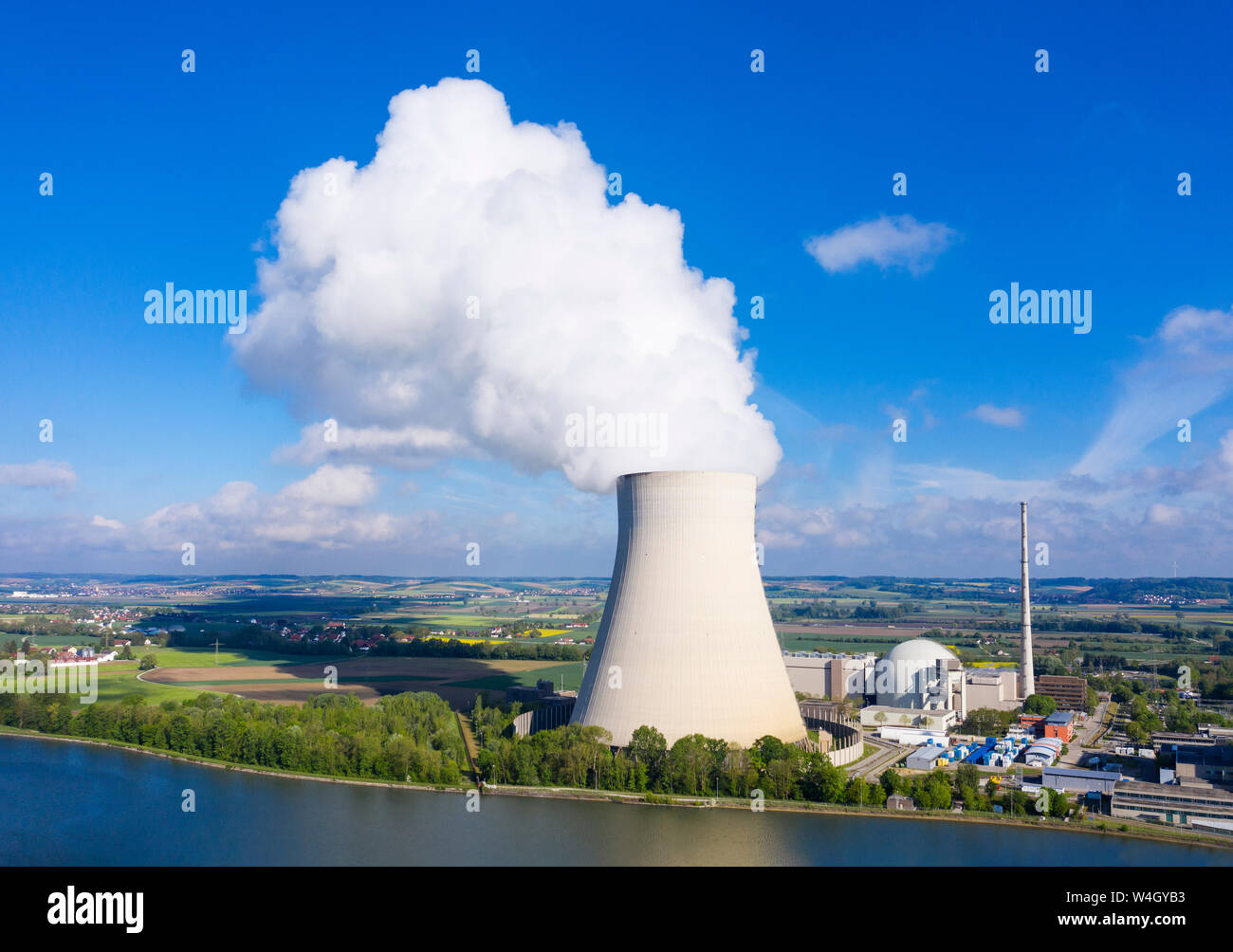 Isar centrale nucleare di Niederaichbach, serbatoio, vicino a Landshut, Baviera, Germania, drone shot Foto Stock