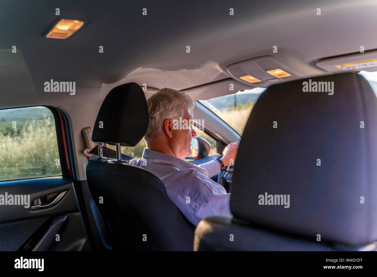 Senior uomo alla guida di una vettura Foto Stock