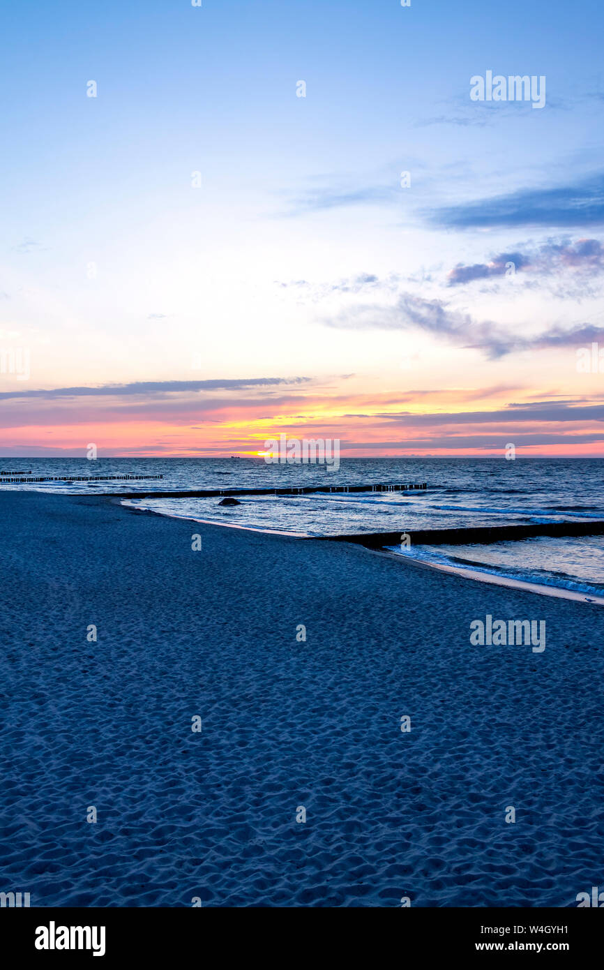 Vista della spiaggia vuota al tramonto, Kuehlungsborn, Germania Foto Stock