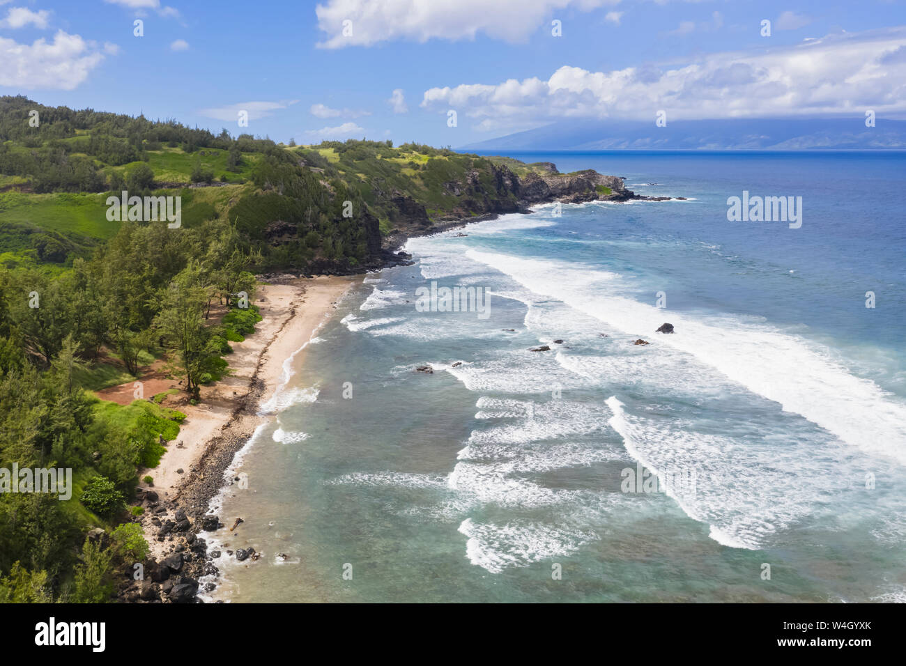 Vista aerea oltre Oceano Pacifico e le montagne di West Maui, Punalau Beach, Maui, Hawaii, STATI UNITI D'AMERICA Foto Stock
