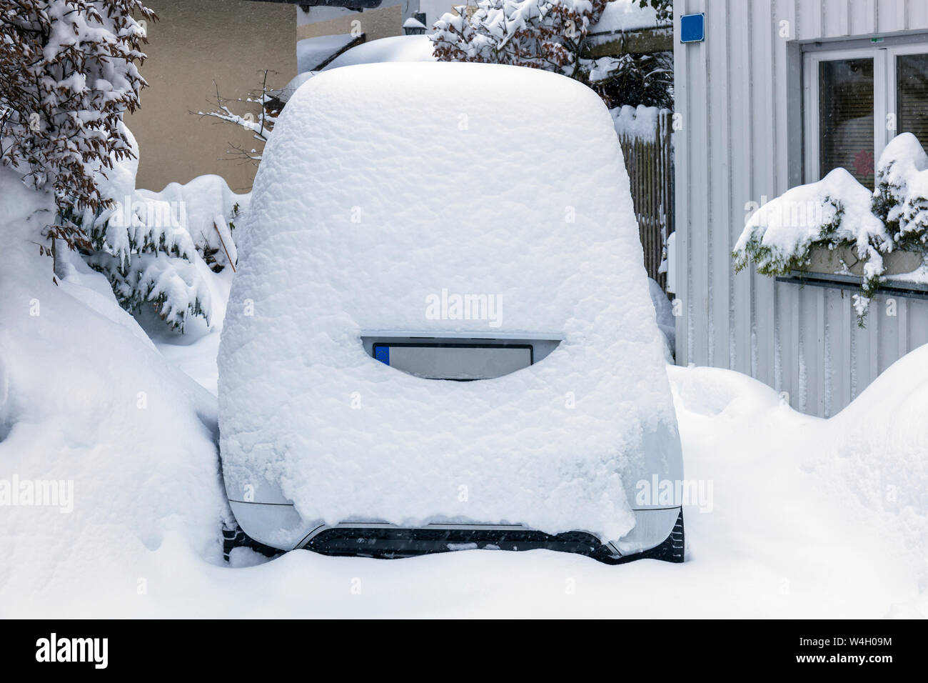 Coperte di neve compatta automobile, Germania Foto Stock