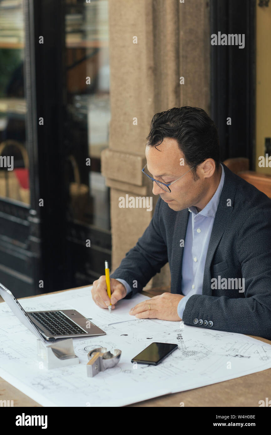 Imprenditore a lavorare in un negozio di caffè Foto Stock