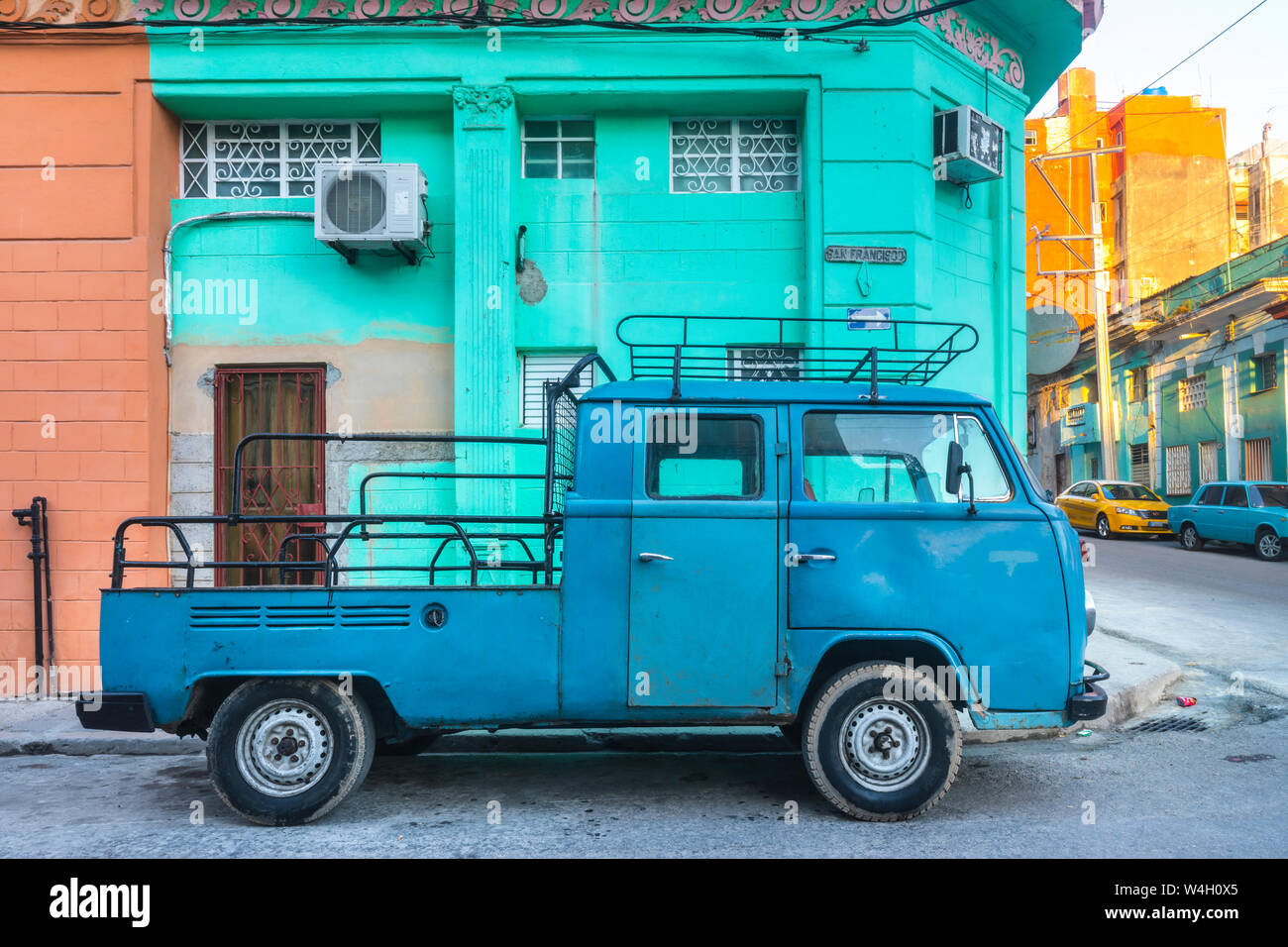 Parcheggiate blu modificati van, Havana, Cuba Foto Stock