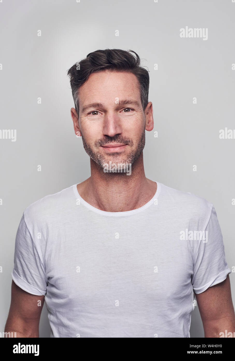 Ritratto di uomo bianco che indossa la t-shirt Foto Stock