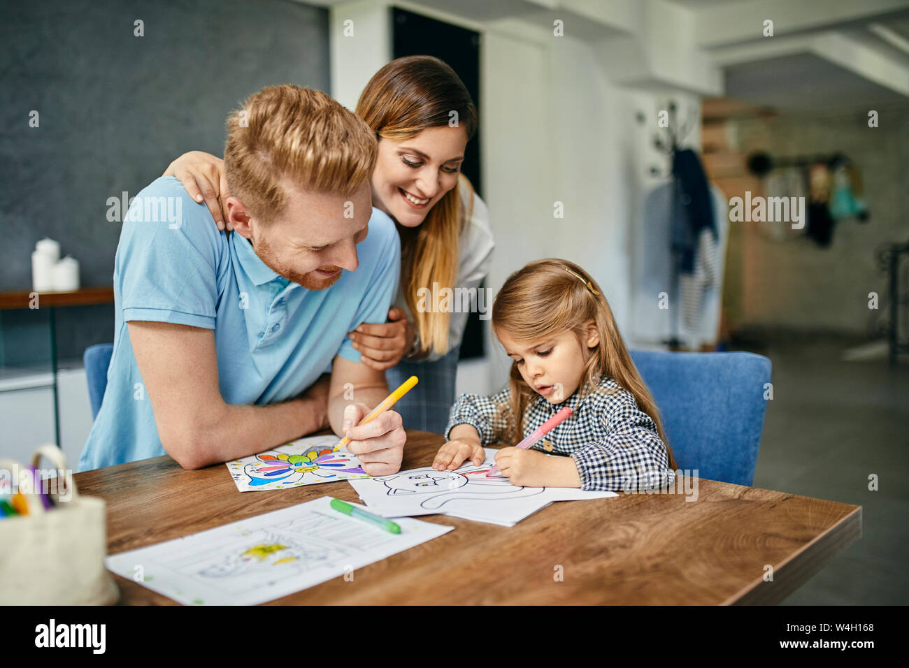 Il padre e la madre guarda la figlia, pittura libro da colorare Foto Stock