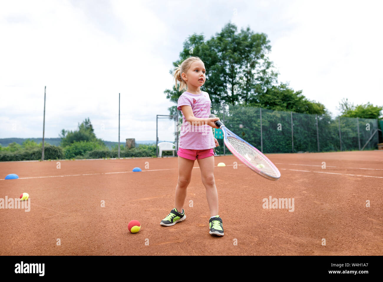 Bambina, lerning giocare a tennis Foto Stock