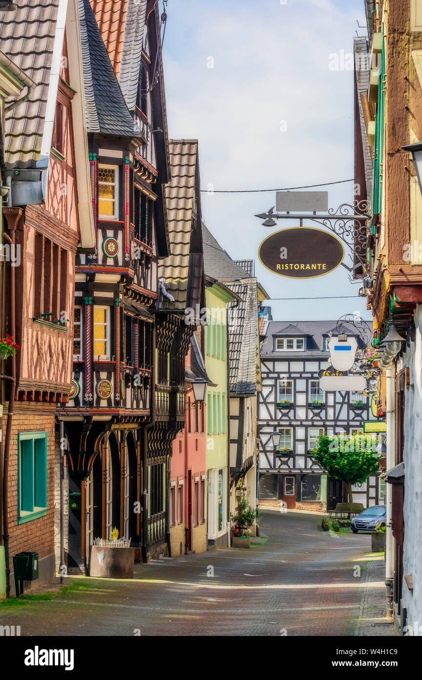 In Germania, in Renania Palatinato, Linz am Rhein, città vecchia, vicolo e semi-case con travi di legno Foto Stock