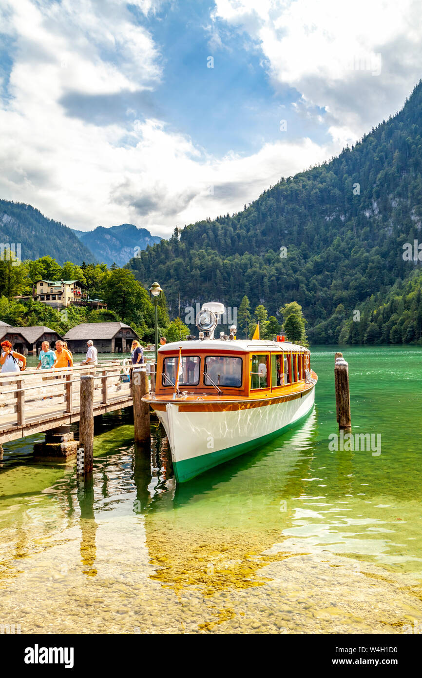 Ormeggiata la barca turistica, Koenigssee, Berchtesgadener Land, Germania Foto Stock