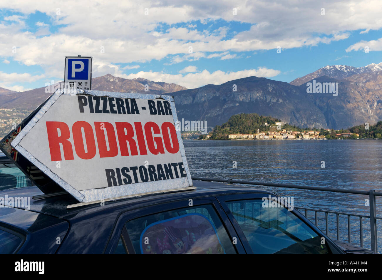 Bar segno e Bellagio in background, Lago di Como, Italia Foto Stock
