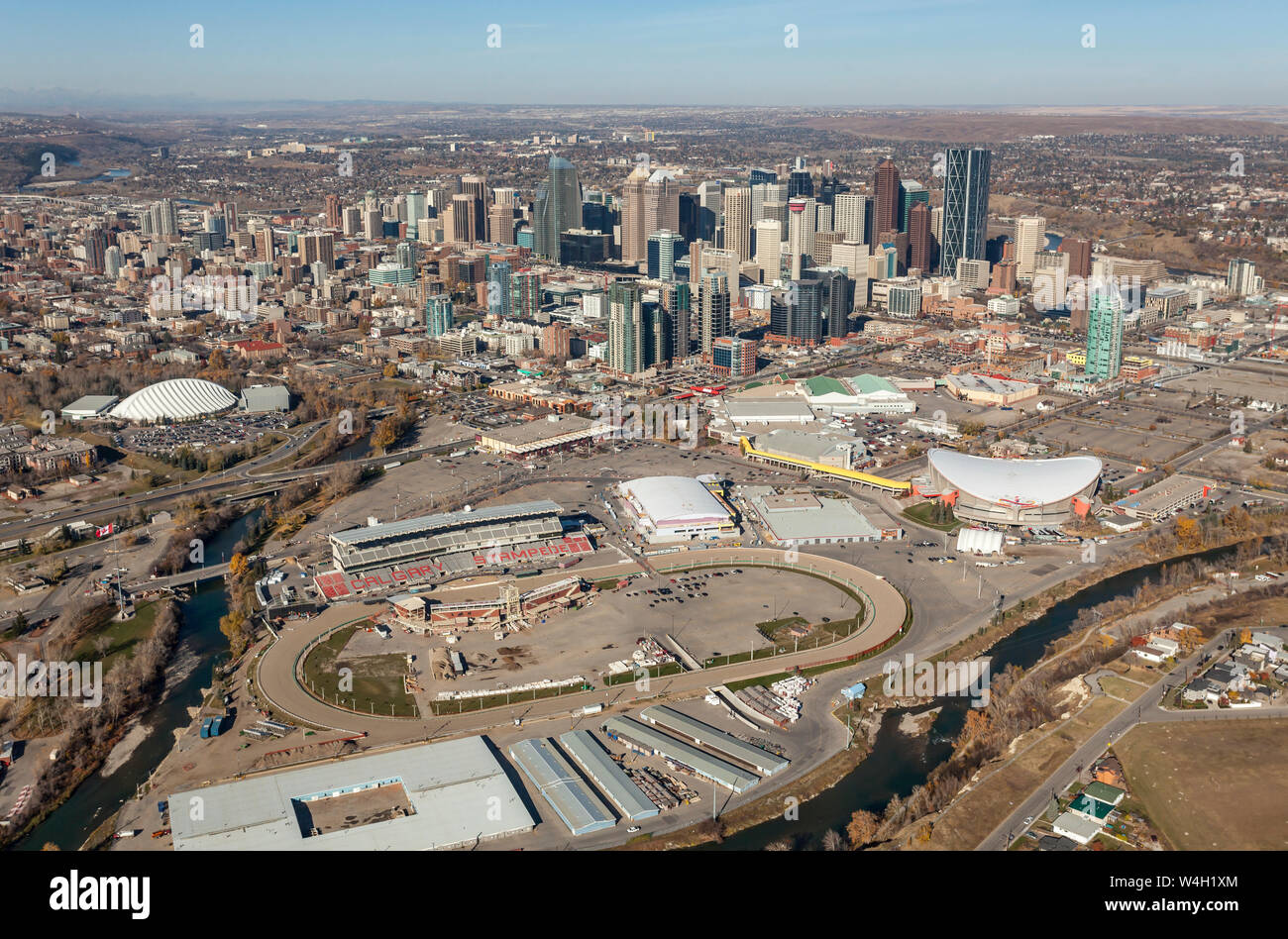 Vista aerea della città di Calgary, Alberta Canada con il Saddledome e Stampede grounds. Foto Stock