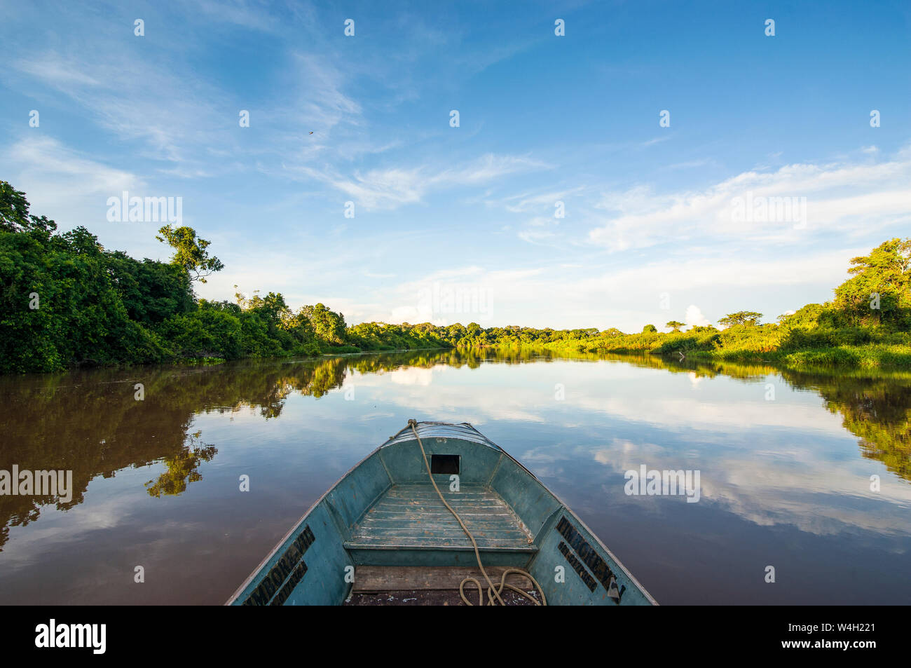 Parte anteriore di una barca sul fiume, Pantanal, Brasile Foto Stock