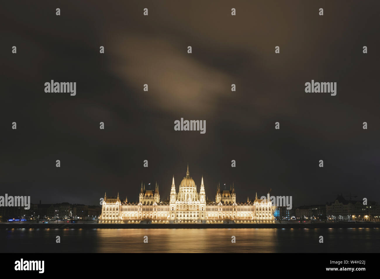 Il palazzo del parlamento e il fiume Danubio, una lunga esposizione di notte, Budapest, Ungheria Foto Stock