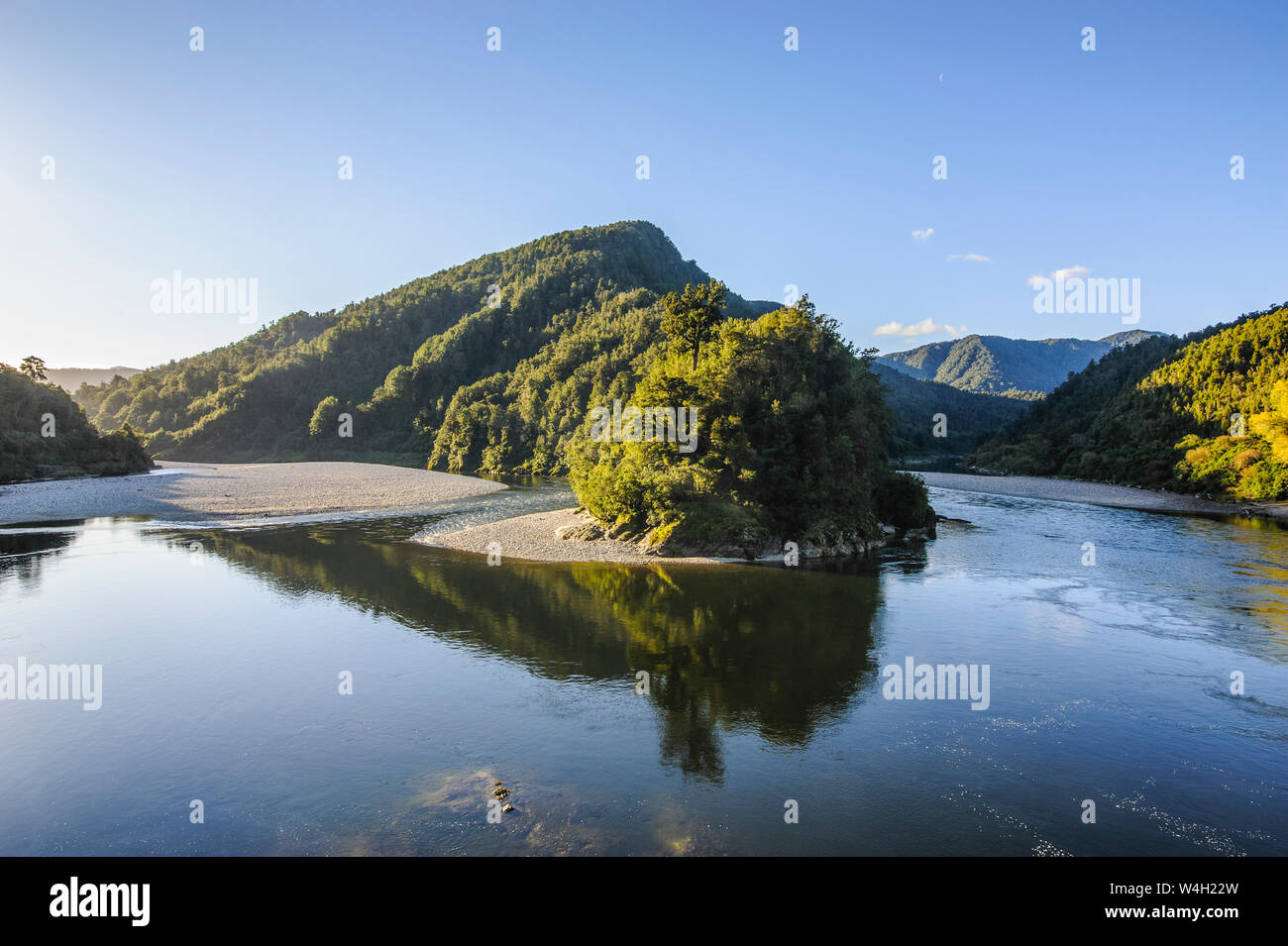 Bellissimo Fiume Buller nel Bulller Gorge, lungo la strada che da Westport a Reefton, Isola del Sud, Nuova Zelanda Foto Stock