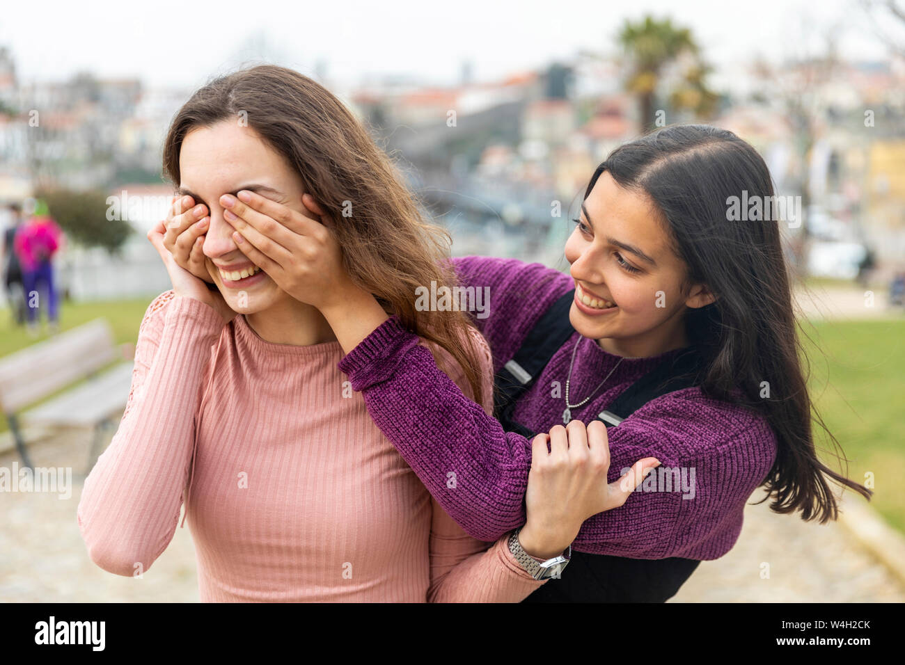 Due giovani donne divertimento in città, Porto, Portogallo Foto Stock
