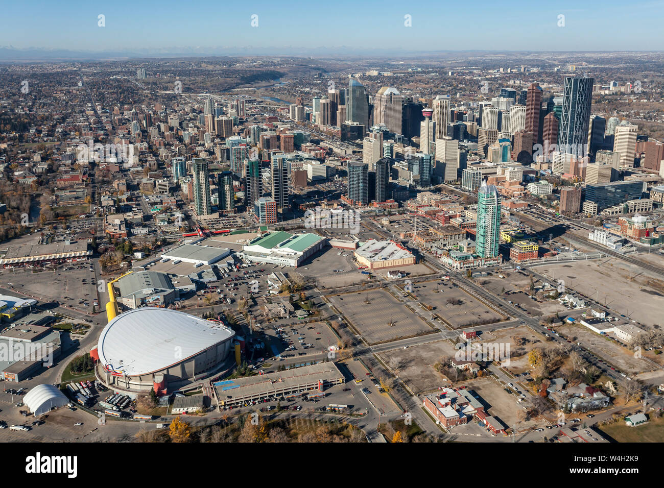 Vista aerea della città di Calgary, Alberta Canada con il Saddledome e Stampede grounds. Foto Stock