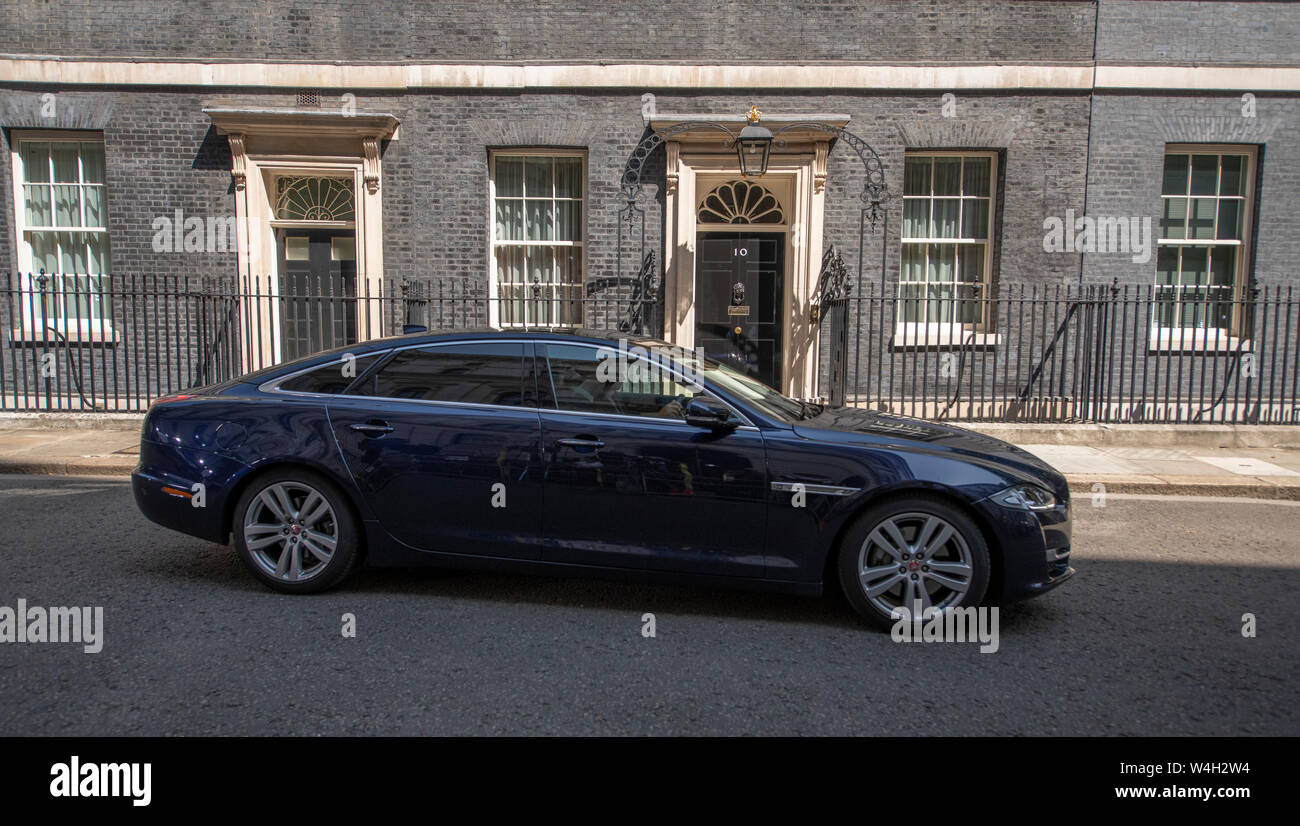 A Downing Street, Londra, Regno Unito. Il 23 luglio 2019. I ministri del governo di lasciare 10 Downing Street dopo l ultima riunione del gabinetto presieduto da PM Theresa Maggio e prima di Boris Johnson è annunciato come nuovo PM. Il cancelliere dello scacchiere Philip Hammond lascia 11 Downing Street in auto. Credito: Malcolm Park/Alamy Live News. Foto Stock