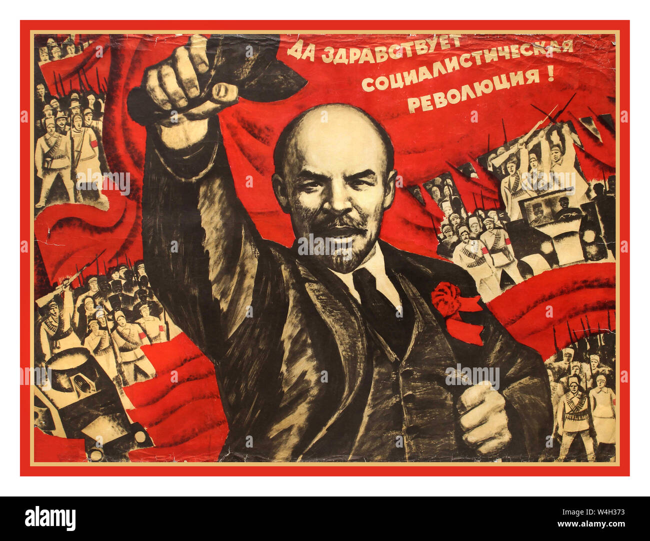 Poster della propaganda della rivoluzione sovietica d'epoca di LENIN del 1900 con Lenin che tiene il berretto e si muove in avanti su sfondo rosso con gruppi di soldati sovietici in uniforme e con fucili dietro di lui, il testo qui sopra: "Viva la rivoluzione socialista!" Russia, designer: Vladimir Kalensky , Foto Stock