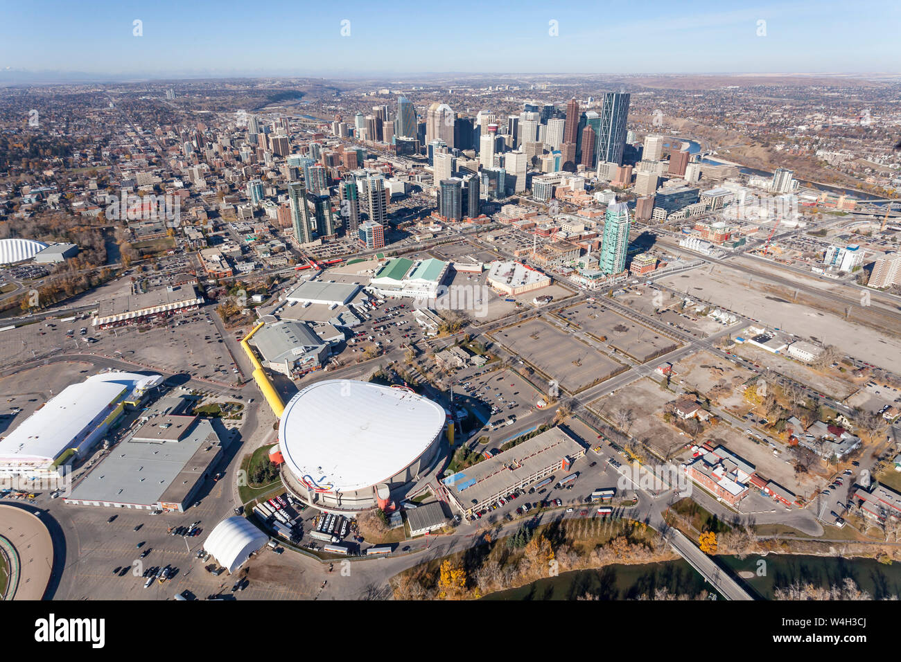 Vista aerea della città di Calgary, Alberta Canada con il Saddledome e Stampede grounds. Foto Stock