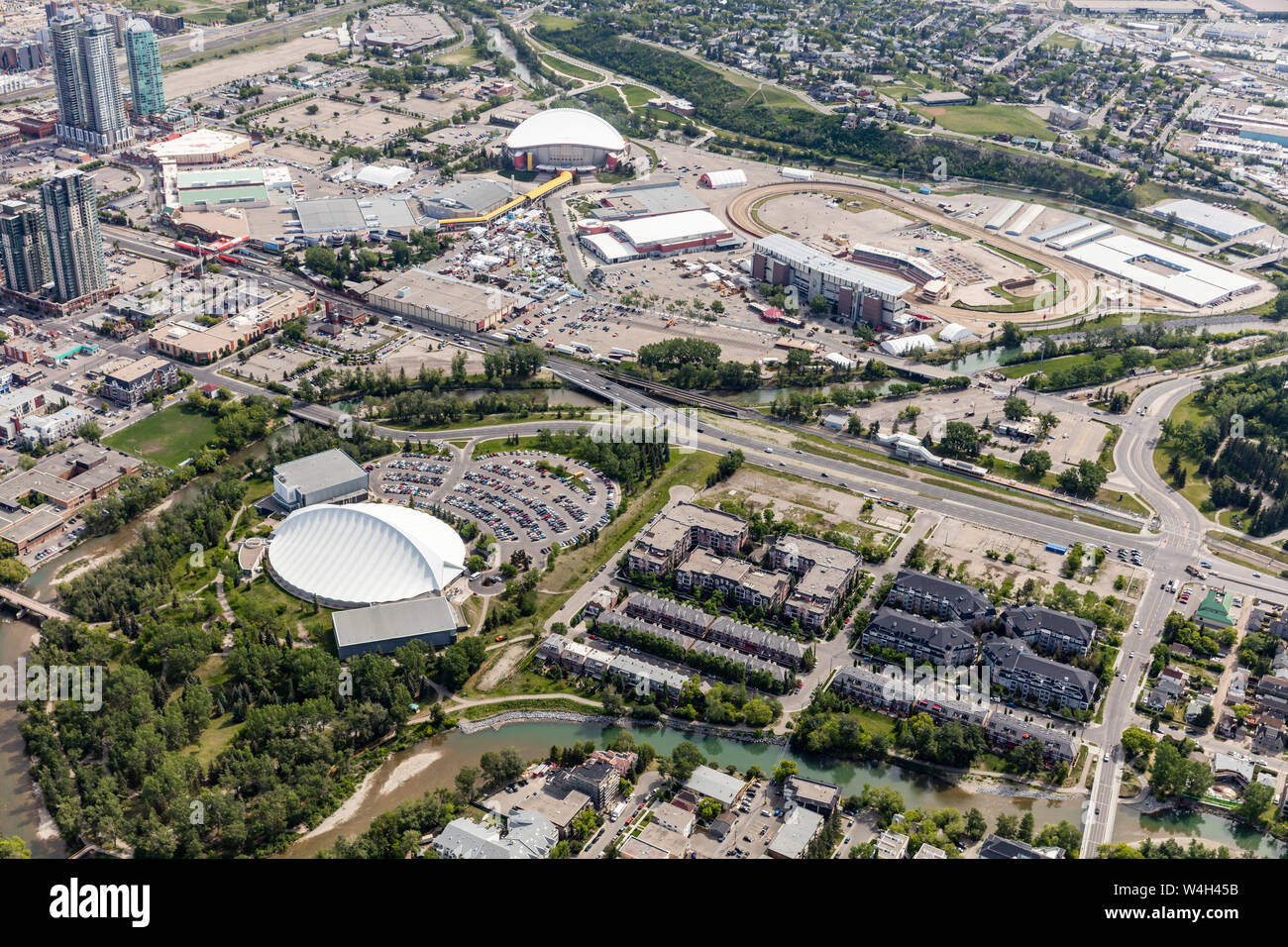 Vista aerea del Saddledome e Calgary Stampede Grounds. Foto Stock