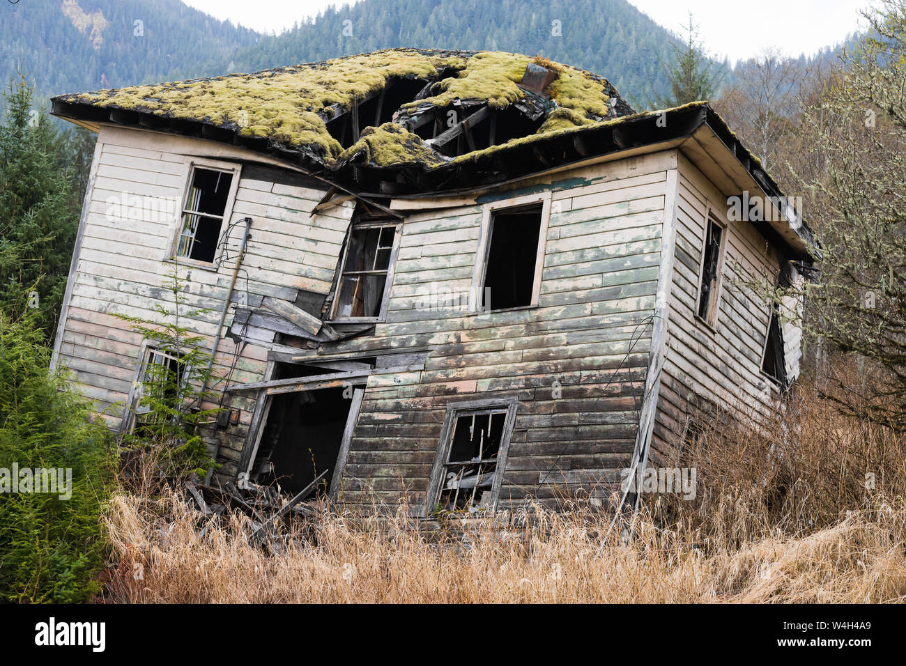Inclinate, marciume casa in legno, Haunted House Foto Stock