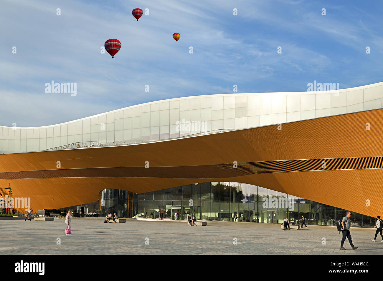Mongolfiere sopra Helsinki Biblioteca Centrale Oodi Foto Stock