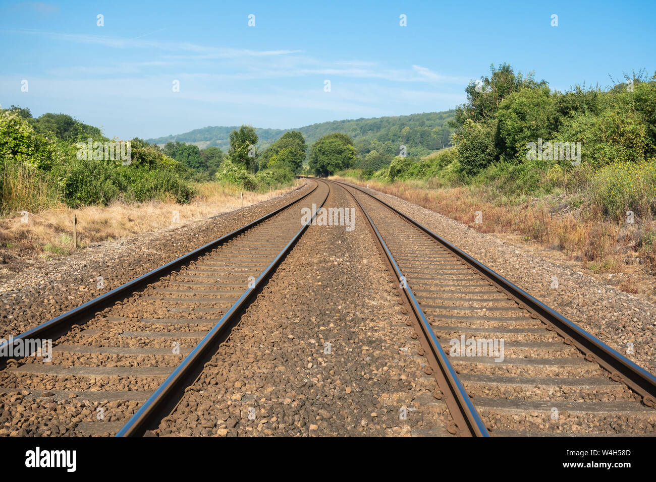 I binari ferroviari passando attraverso il paesaggio di campagna del North Downs, Surrey Hills AONB, REGNO UNITO Foto Stock