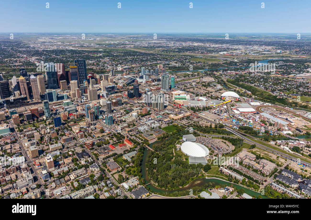 Vista aerea della città di Calgary, Alberta Canada con il Saddledome e Stampede grounds. Foto Stock