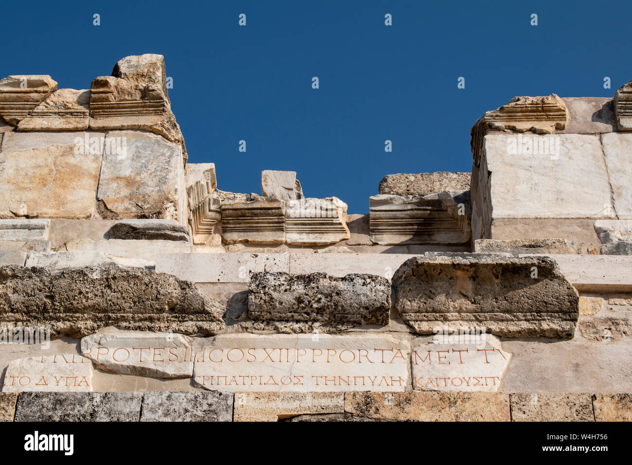 Turchia: il frontino Gate, il monumentale ingresso alla città romana di Hierapolis (Città santa), che si trova su hot springs in Frigia classica Foto Stock