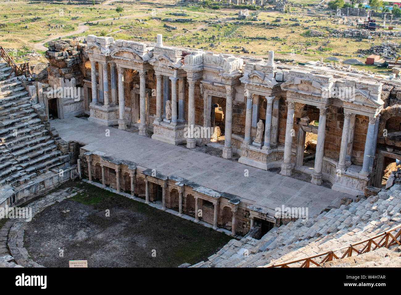 Turchia: vista del teatro di Hierapolis (Città santa) costruita sotto Adriano dopo il terremoto del 60 annuncio in città su hot springs in Frigia classica Foto Stock