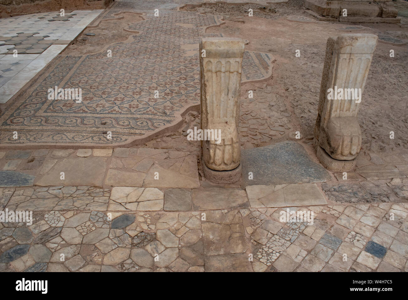 Turchia: mosaici sul pavimento della chiesa di Laodicea, città sul fiume Lycus, una delle Sette Chiese dell Asia affrontate nel Libro della Rivelazione Foto Stock