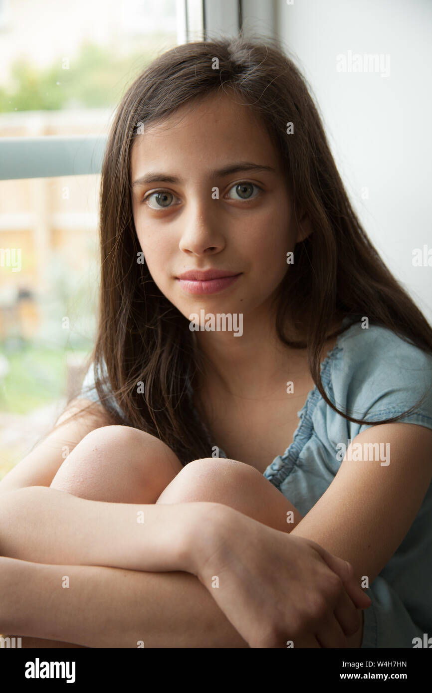 Un ritratto di un bel 10 anno vecchia ragazza. Foto Stock