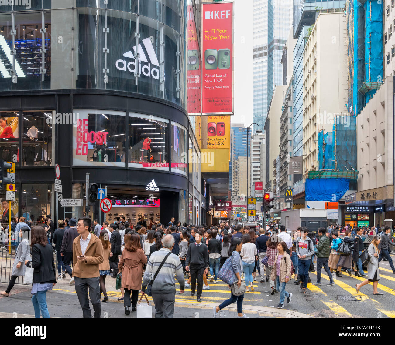 Una folla di persone sulla strada della Regina nel distretto centrale, Isola di Hong Kong, Hong Kong, Cina Foto Stock