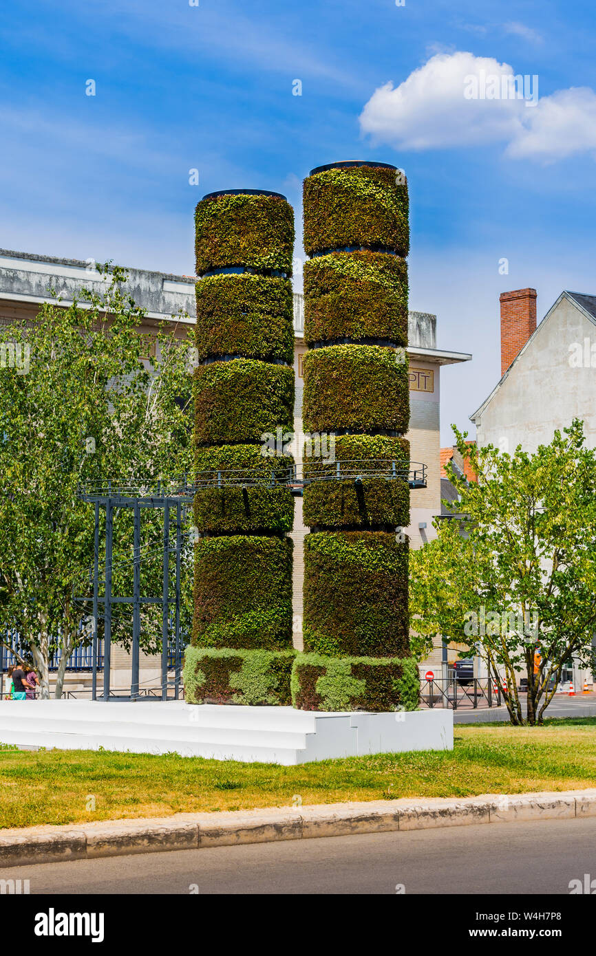 Temporanea Topiaria da alti sul centro città rotonda che rappresenta la gemella "anu' camini, Chatellerault, Vienne, in Francia. Foto Stock